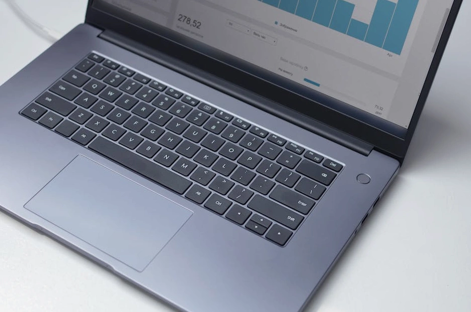 Dashboard analityczny pokazujący kluczowe wskaźniki marketingowe